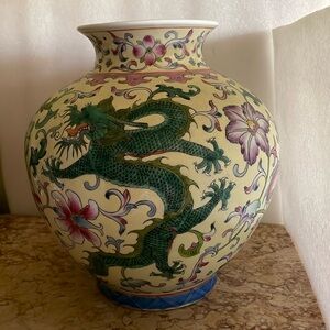 Chinese large Rare Drago Vase with Mark